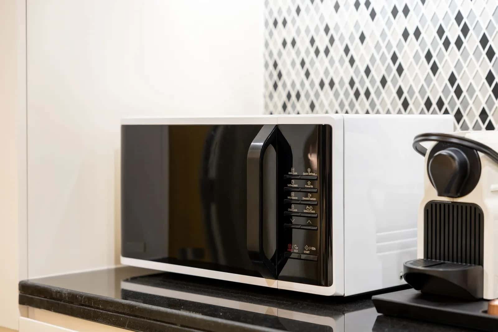 Microondas sobre la encimera de una cocina