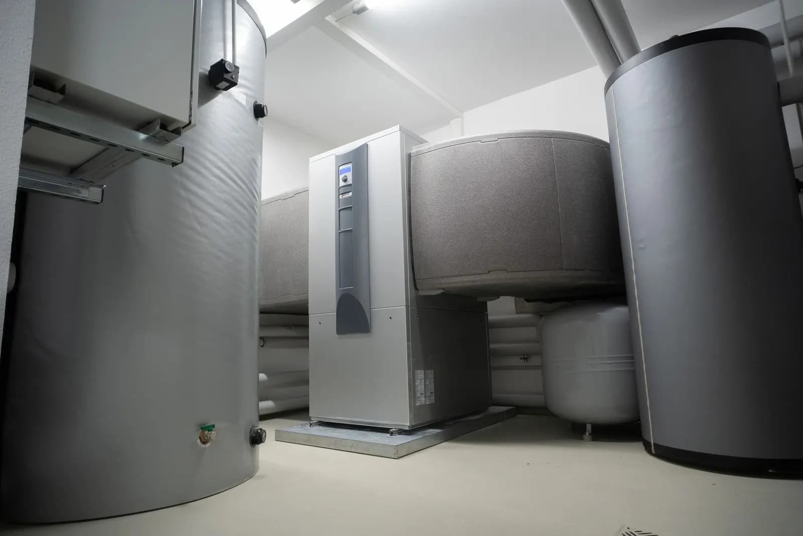 Sala técnica de aerotermia con depósitos de inercia y de agua caliente