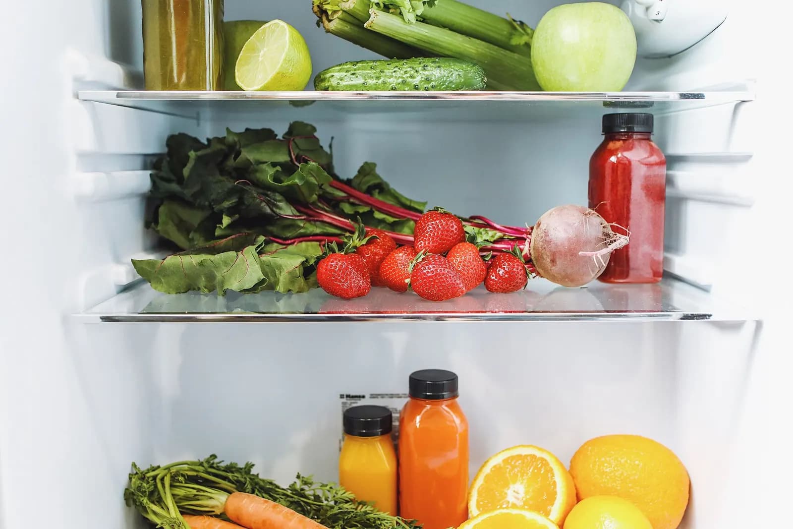 Interior de un frigorífico con fruta y verdura fresca en las baldas