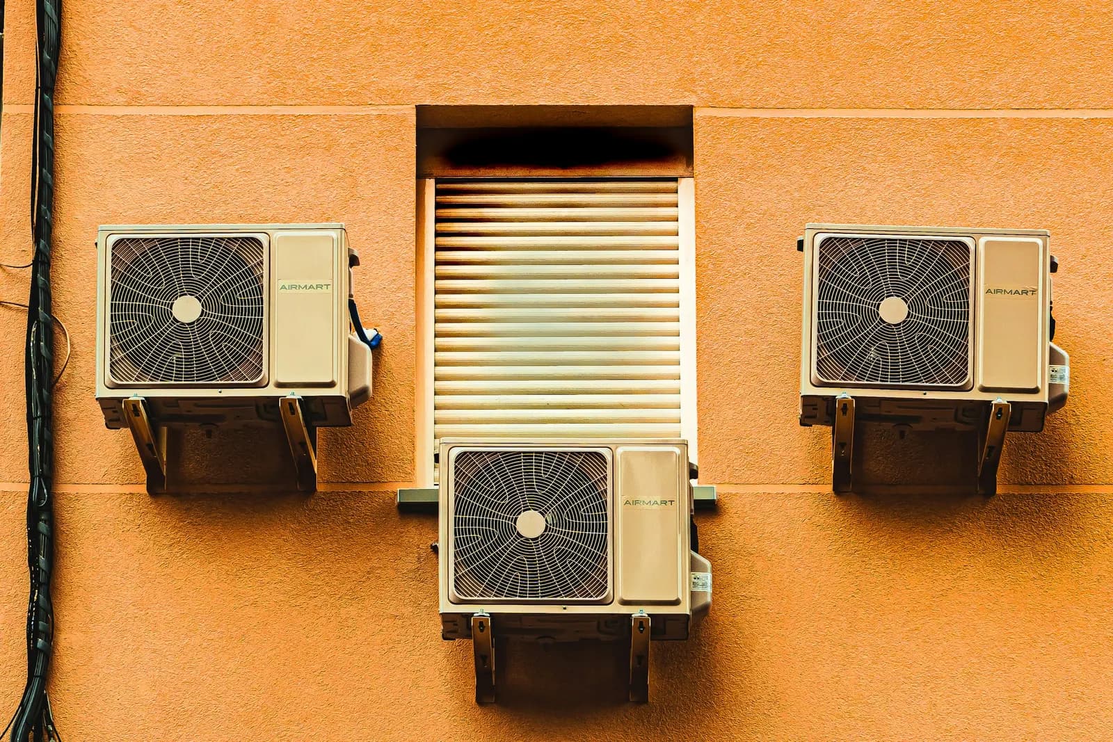 Unidades exteriores de aire acondicionado instaladas en una fachada