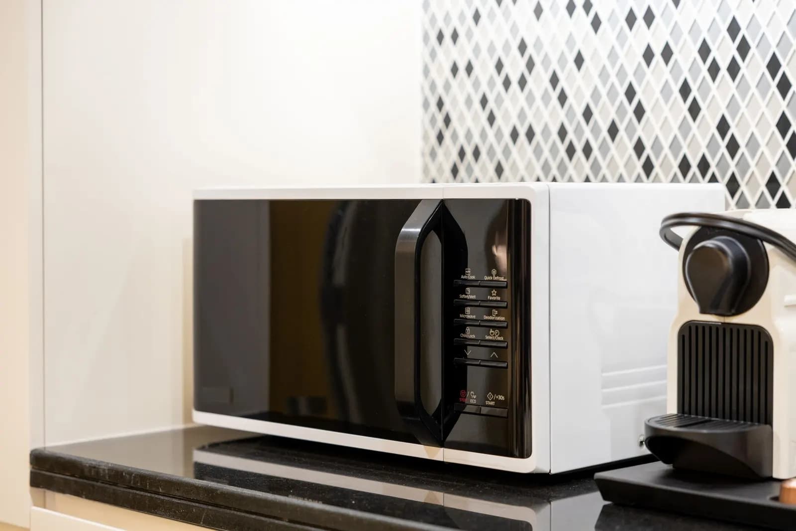 Microondas sobre la encimera de una cocina