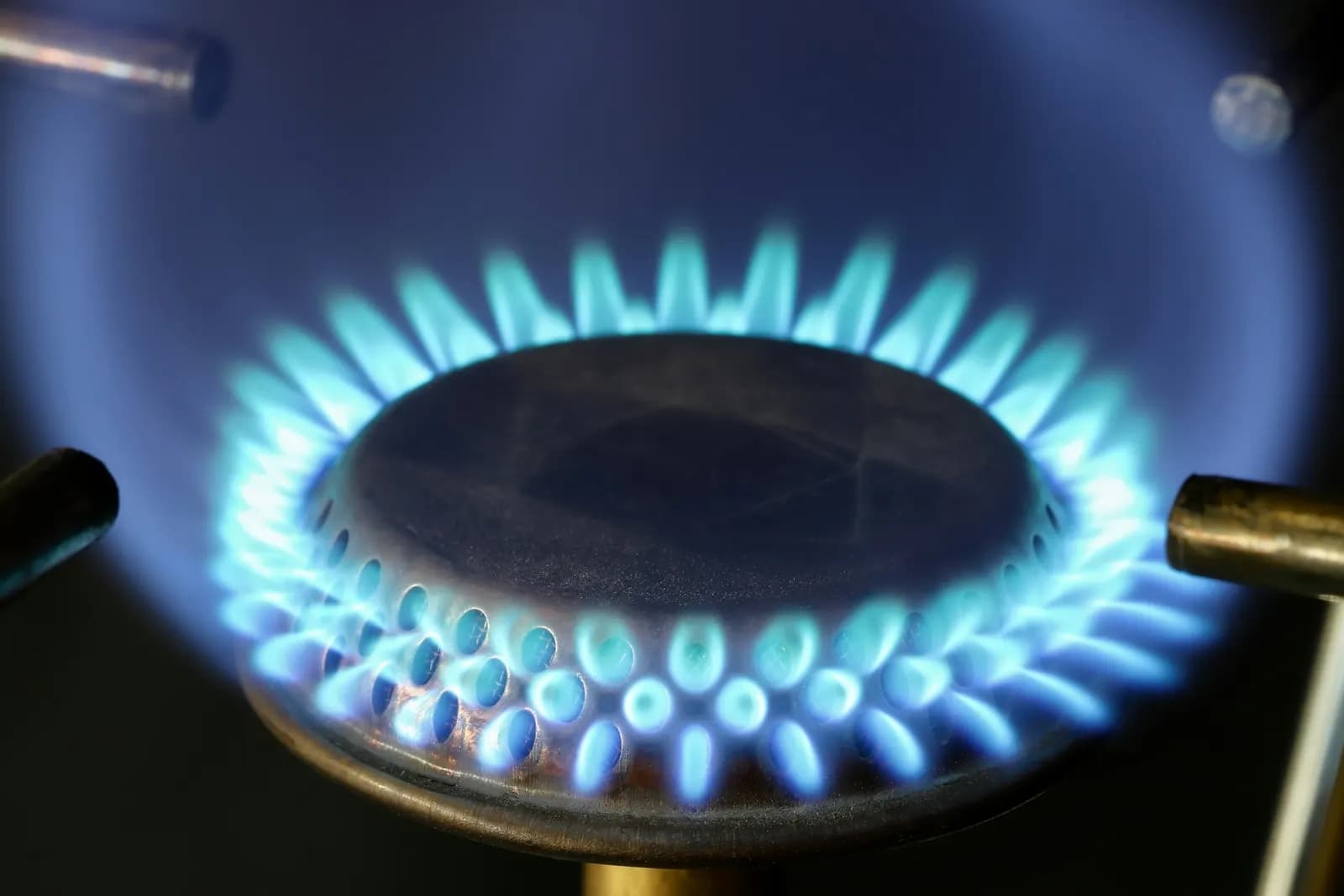 Llama azul de gas de un calentador encendido