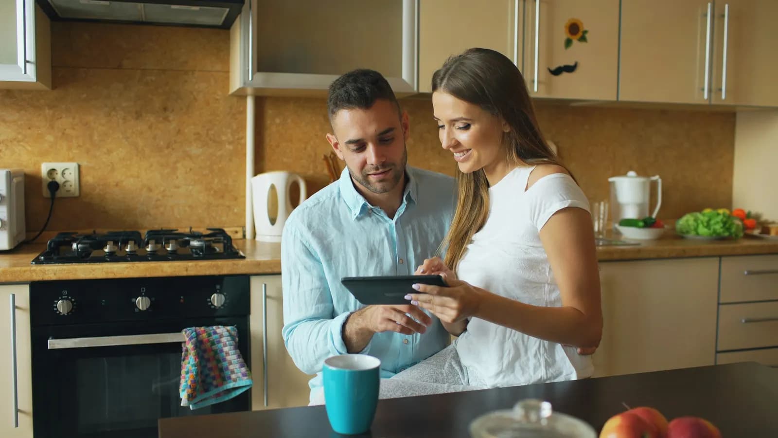 Clientes pidiendo cita de servicio técnico desde la tableta en su cocina