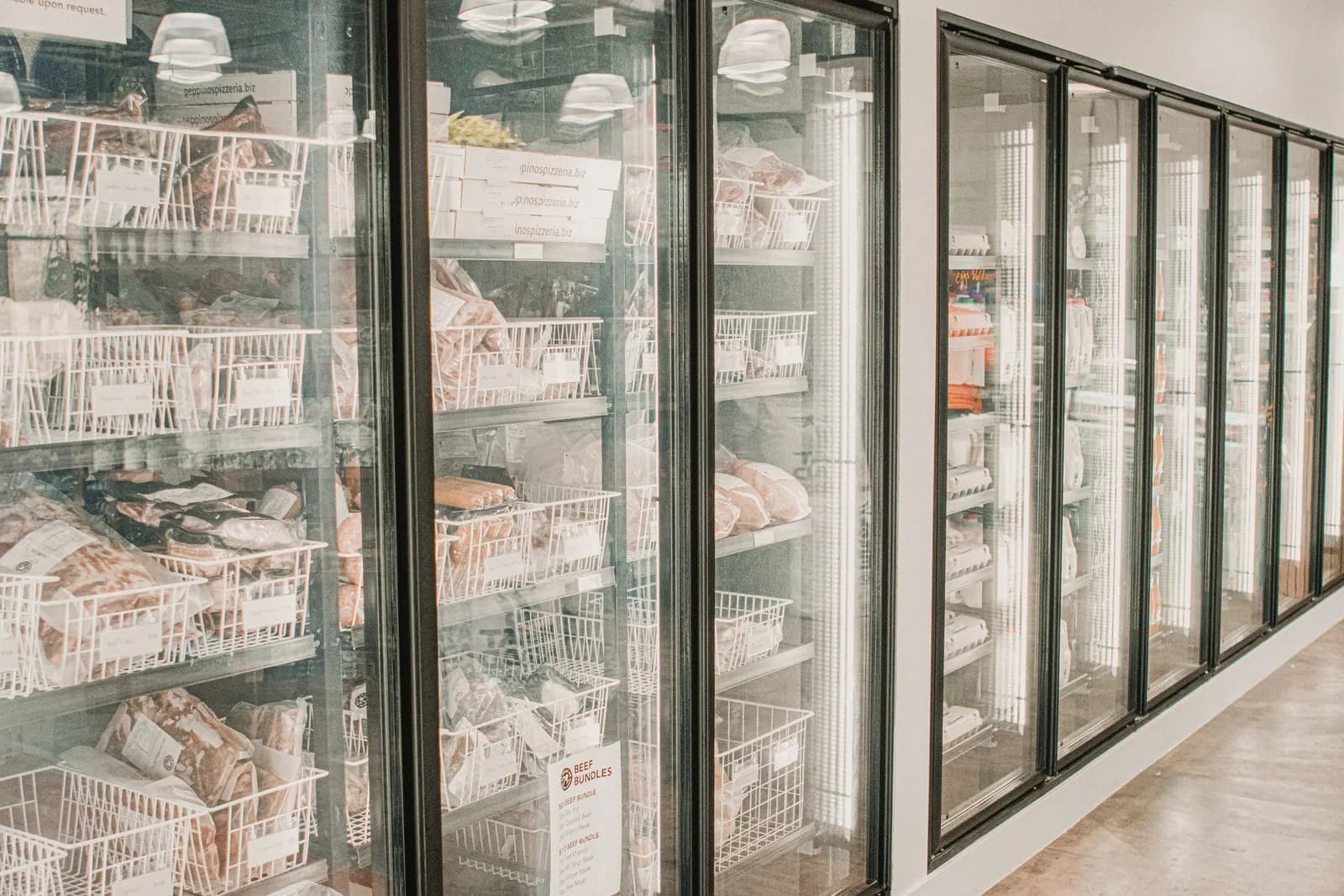 Congeladores verticales con puerta de cristal llenos de producto