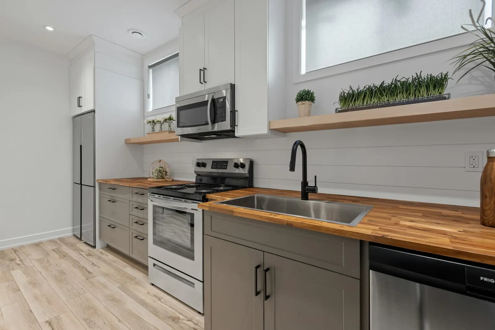 Cocina con lavavajillas integrado bajo la encimera